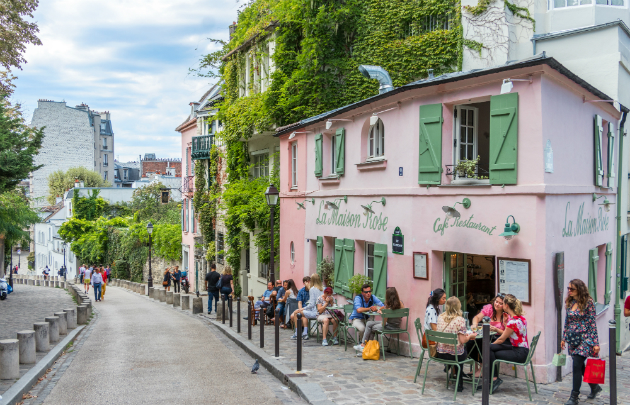 tourists-relaxing-in-the-street-of-Montmartre