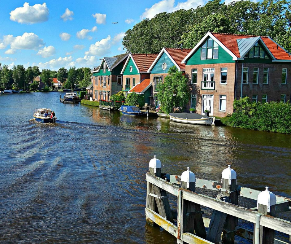 Ouderkerk-Aan-De-Amstel-village-canal