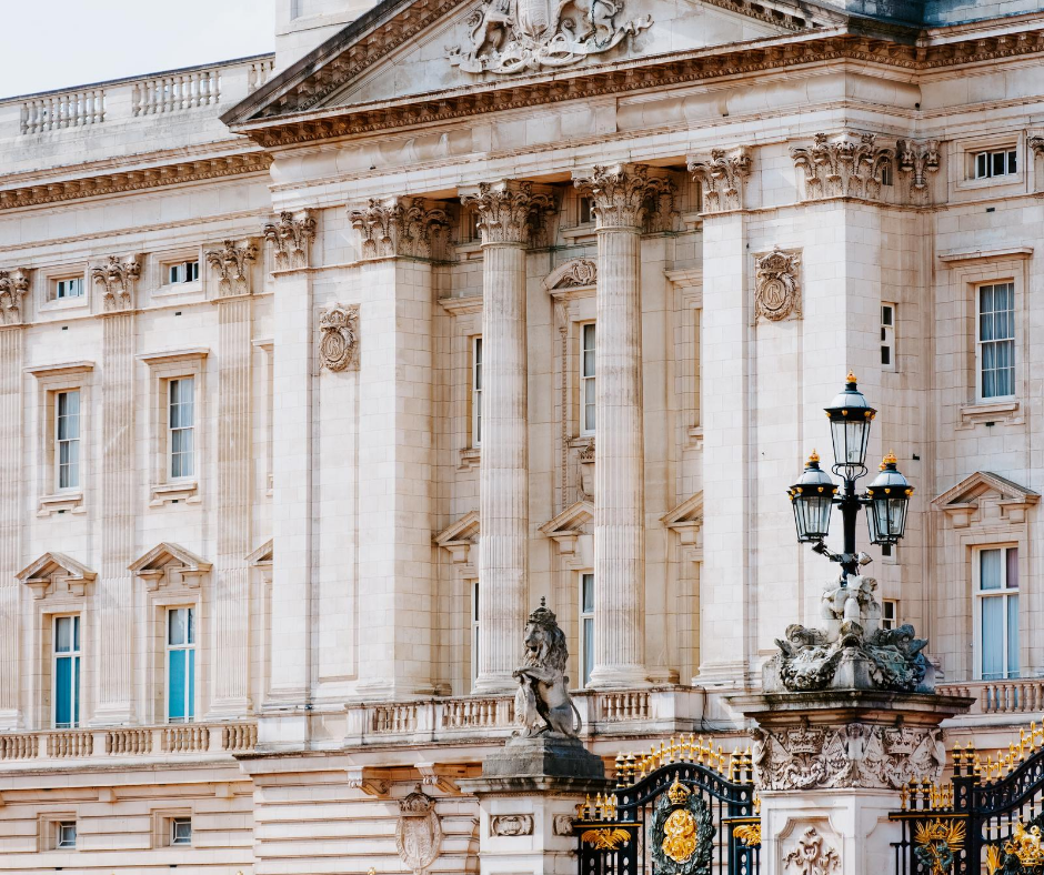 front-view-of-the-buckingham-palace